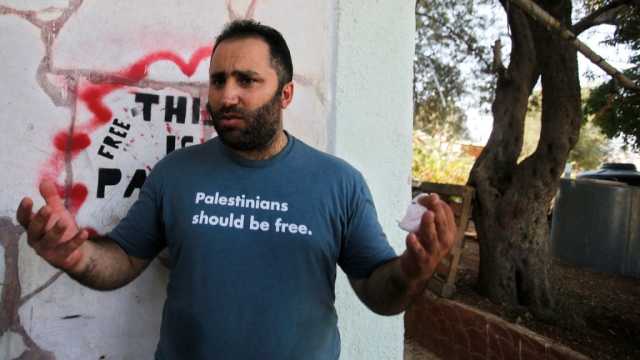 مستوطنون إسرائيليون يستهدفون ناشطًا فلسطينيًا بعد ظهوره في فيلم وثائقي