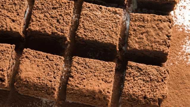 دراسة تكشف: الشاي والشوكولاتة الداكنة يخفضان ضغط الدم ويدعمان صحة القلب