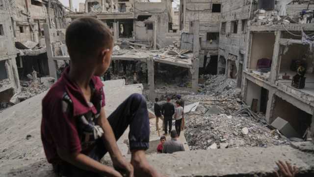 الموت يحاصر الفلسطينيين في غزة.. الغارات تستهدف مخيمات ومبانٍ في القطاع