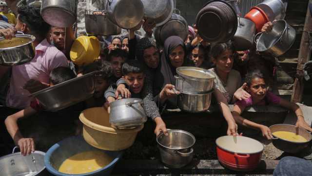 غزة: صراع من أجل البقاء.. طوابير الجوعى في جباليا أملا في الحصول على وجبة ساخنة