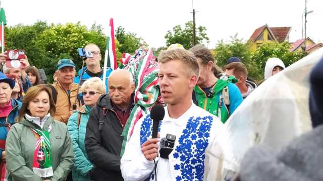 'من أجل السلام'.. معارض لأوربان يجتاز الحدود المجرية – الروامنية سيرًا على الأقدام