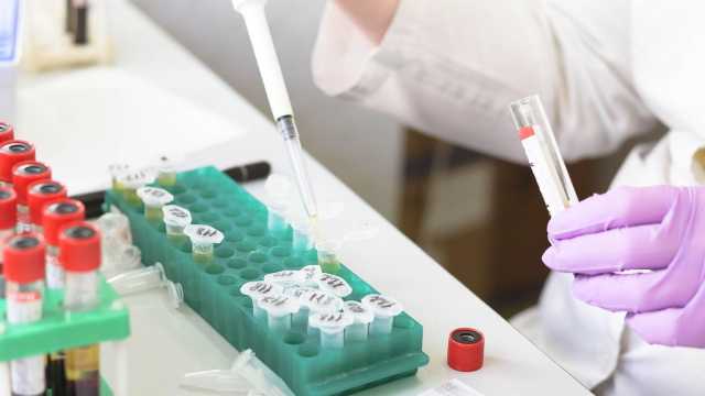 أطباء بريطانيون يختبرون لقاحًا جديدًا قد يُحدث تحولًا في علاج سرطان الرأس والرقبة