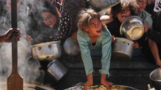 الجوع ينهش أطفال غزة: طوابير لا تنتهي وأيادٍ صغيرة تمتدّ بحثًا عن كسرة خبز