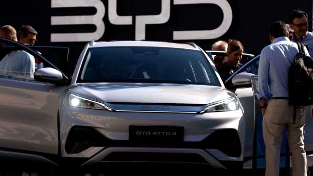 تراجع أسهم شركة سيارات BYD بعد تخفيض الأسعار ب 34% وتفوق تاريخي على تسلا في أوروبا