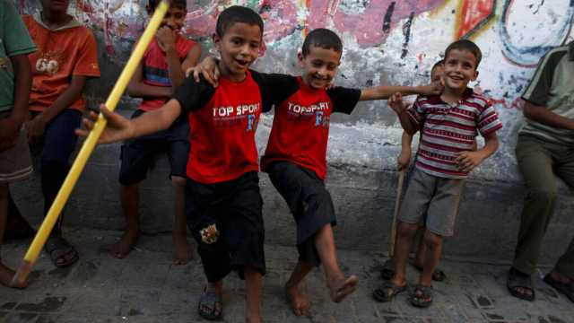 أهالي غزة يجابهون الحرب بالموسيقى وسط الدمار والحصار