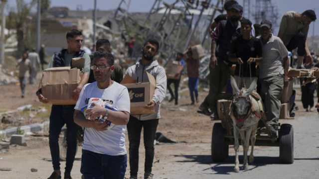 حشود الجوعى في غزة تعود أدراجها خالية الوفاض بعد إطلاق نار قرب مركز مساعدات أمريكية