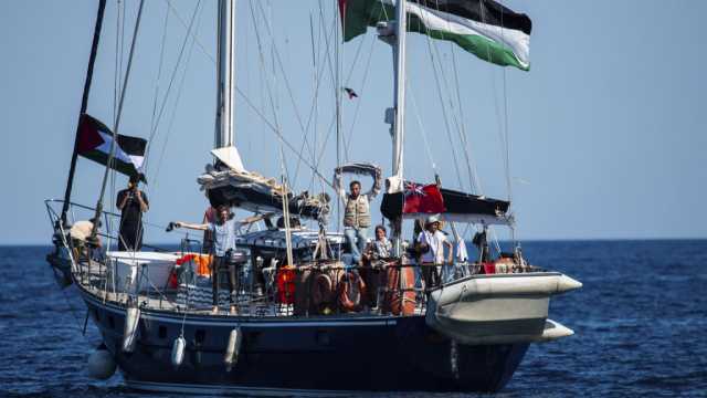 عاملونا كمجرمين.. شهادات صادمة من ناشطي أسطول الحرية بعد احتجازهم من قبل الجيش الإسرائيلي