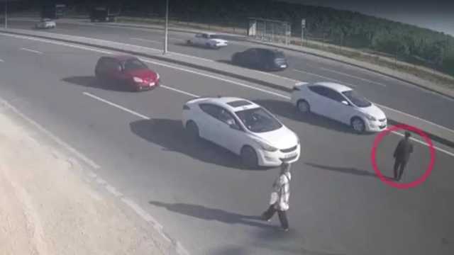 لحظات تقشعر لها الأبدان.. فيديو يوثق حادثًا كاد يودي بحياة بشخص على طريق سريع في باكو