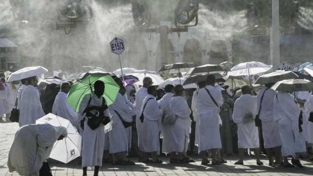 الحجاج يبدؤون رمي الجمرات في أول أيام عيد الأضحى