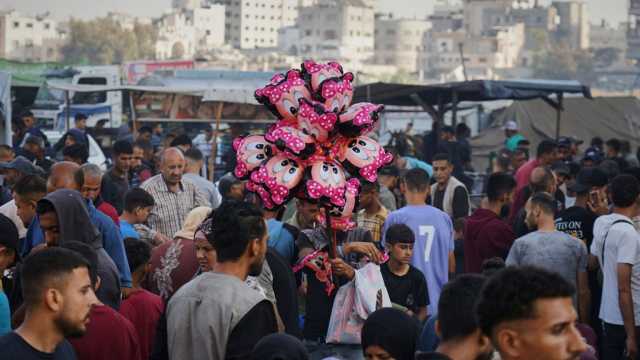 احتفالات عيد الأضحى عبر شاشة الهاتف: أبٌ غزّي يطفئ شمعة طفله عن بُعد