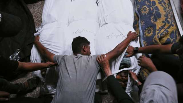 في وداع الأحبّة.. شاب جريح يودّع والدته التي قتلها رصاص إسرائيلي قرب نقطة مساعدات