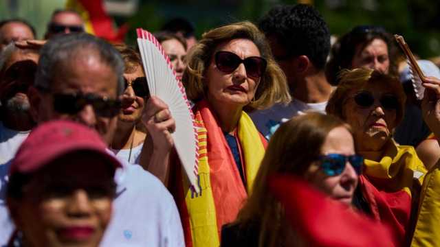 وسط تصاعد شبهات الفساد.. عشرات الآلاف يتظاهرون في مدريد ضد حكومة بيدرو سانشيز
