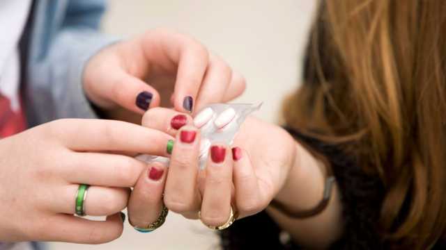 آفة تعاطي المخدرات في الدنمارك: حملة لمساعدة الأسر على التحدث مع أبنائهم المراهقين