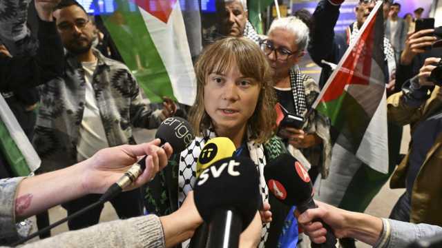 طبيب فرنسي كان على متن سفينة مادلين: السلطات الإسرائيلية عاملتنا بطريقة سيئة لا سيما غريتا ثونبرغ