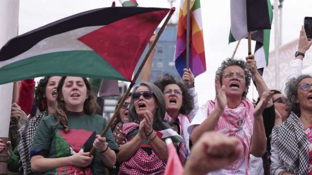 قمعٌ وضربٌ واعتقالاتٌ وترحيل: الأمن المصري يحتجز نشطاء في 'المسيرة العالمية إلى غزة'