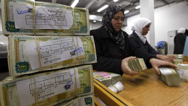 شح السيولة في سوريا.. طوابير لا نهاية لها لاستلام رواتب زهيدة