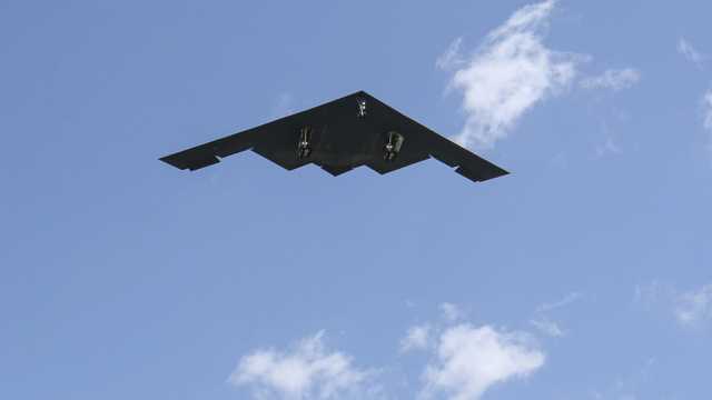 ما لا تراه الرادارات.. قصة الطيارين داخل قمرة القيادة للقاذفة الشبح B-2