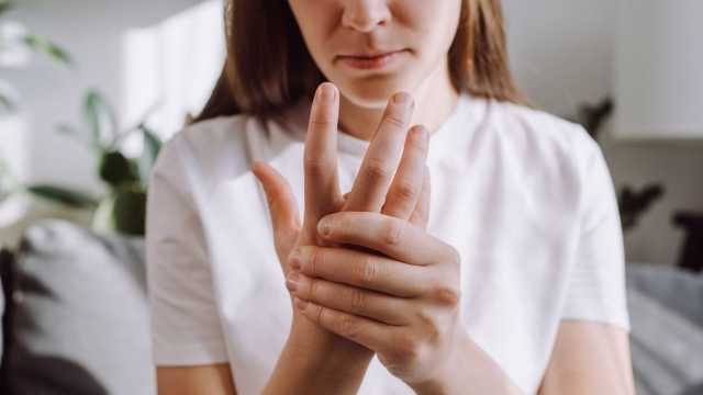 دراسة: أمراض المناعة الذاتية تجعل أصحابها أكثر عرضة للإصابة بالاكتئاب والقلق