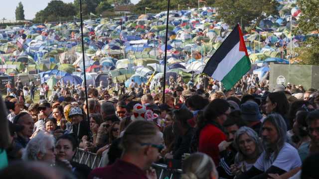 بسبب شعارات مؤيدة لفلسطين خلال مهرجان 'غلاستونبري'.. الشرطة البريطانية تحقق في مع بعض الفنانين