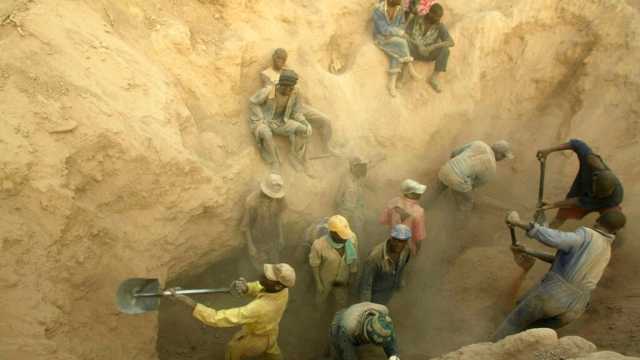 مقتل وإصابة 18 شخصاً بانهيار منجم ذهب شمال شرق السودان