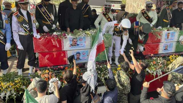 لقي مصرعه بعد مقتل نجله بأيام... جنازة كبيرة لعالم نووي إيراني قضى هجوم إسرائيلي