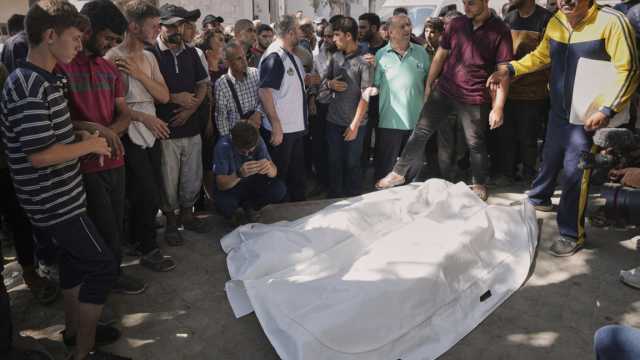 تشييع مهيب لمدير المستشفى الإندونيسي وعائلته بعد استهدافهم في غارة إسرائيلية غرب غزة