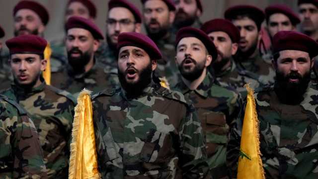 حزب الله يراجع استراتيجيته ويفكر في تقليص دوره العسكري دون التخلي الكامل عن السلاح