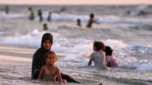 مُتنفّس مؤقت.. البحر ملاذُ أطفال غزة بعيدا عن الحرّ وجحيم الحرب رغم المخاطر الصحية