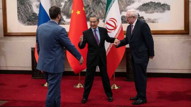 طهران وحدها في الأزمات: لماذا غابت روسيا والصين عن نصرة إيران؟