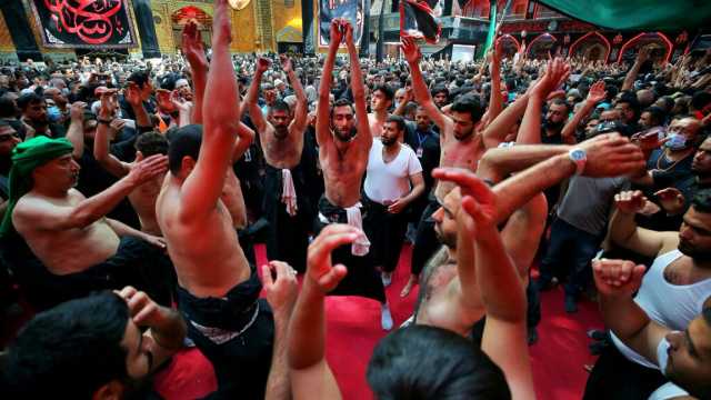العراق.. الآلاف يحيون ذكرى عاشوراء في كربلاء