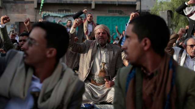 غارات إسرائيلية على موانئ يمنية والحوثيون يطلقون صاروخيْن على تل أبيب