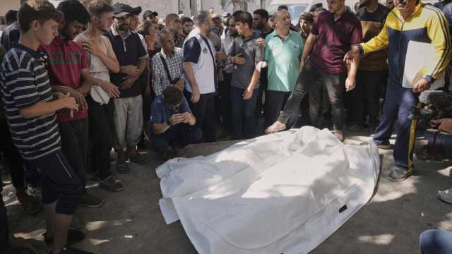 عويل ودموع في وداع أكثر من 40 قتيلًا بغارات إسرائيلية على خان يونس
