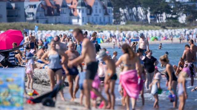 تحذير أوروبي: بكتيريا المياه الدافئة تهدد المصطافين.. انتشار مقلق وهكذا يمكن تجنبها