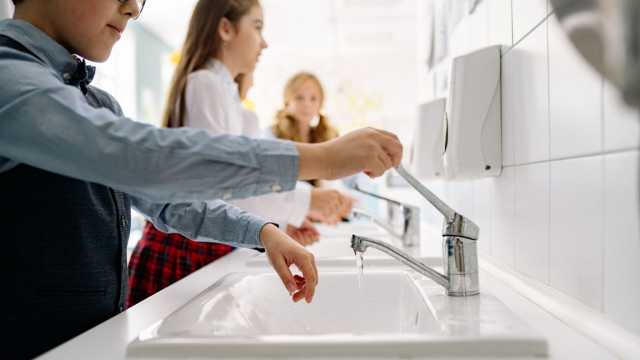 باحثون يحذرون من تفشي سلالة بكتيرية مقاومة للمضادات الحيوية في أوروبا