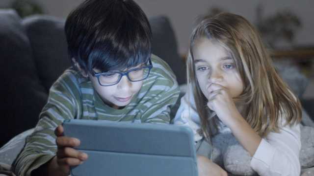 أصدقاء افتراضيون.. هكذا يؤثر الذكاء الاصطناعي على عواطف الأطفال والمراهقين