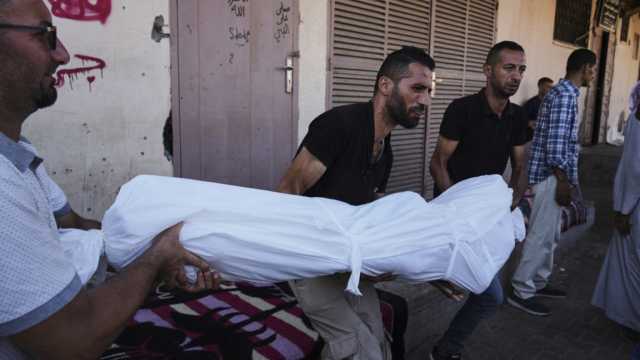 جنازة جماعية في دير البلح لضحايا القصف الإسرائيلي بقطاع غزة