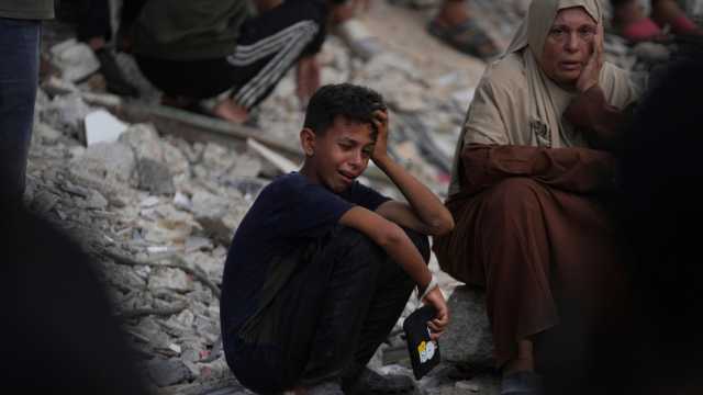الجوع يواصل حصد الأرواح في غزة.. وإسرائيل تسمح للدول الأجنبية بإسقاط المساعدات جواً في القطاع