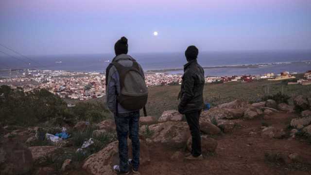 عشرات الأطفال يعبرون من المغرب إلى سبتة الإسبانية وسط الضباب والعواصف