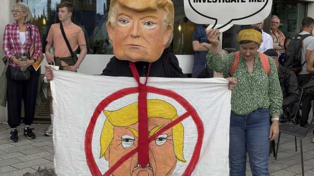 خلال جولته في إسكتلندا.. ترامب في ملعب الغولف والمتظاهرون في الشارع