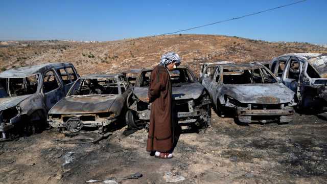 مستوطنون إسرائيليون يهاجمون قرية الطيبة بالضفة الغربية ويشعلون النار في مركبات الفلسطينيين