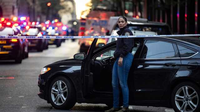 نيويورك: مقتل خمسة أشخاص بينهم شرطي في إطلاق نار بمانهاتن