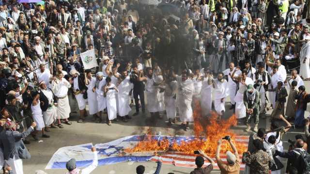 الحوثيون يعرضون مشاهد لاحتجاز 11 فردًا من طاقم سفينة أغرقوها في البحر الأحمر