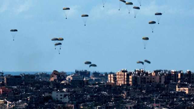إسبانيا تسقط 5,500 حصة غذائية فوق غزة وتتهم إسرائيل بتجويع القطاع