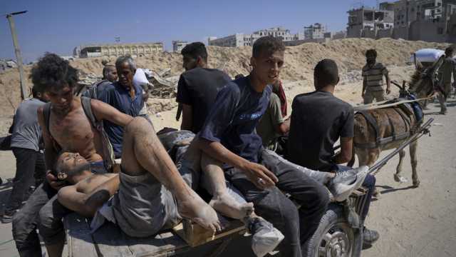 الوداع الأخير.. طفل يلوح لجثامين في جنازة بخان يونس وسط مأساة إنسانية متصاعدة
