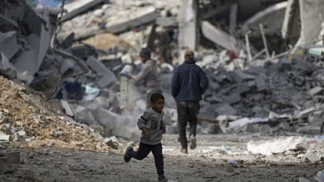 فيديو- مشاهد مؤثرة لطفل فلسطيني يركض حاملاً كيس طحين وسط وابل من الرصاص