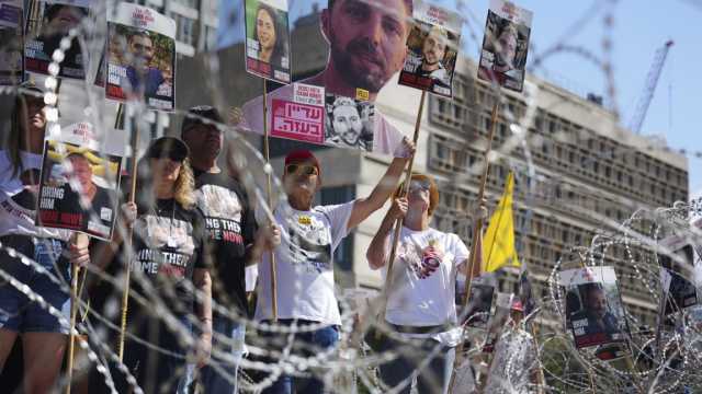 عائلات رهائن إسرائيليين تبحر قرب غزة للمطالبة بصفقة لإنهاء الحرب والإفراج عن المحتجزين