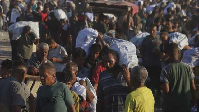 في غزة.. الطحين ذهب أبيض و15 كيلومترًا تحت النار من أجل رغيف خبز