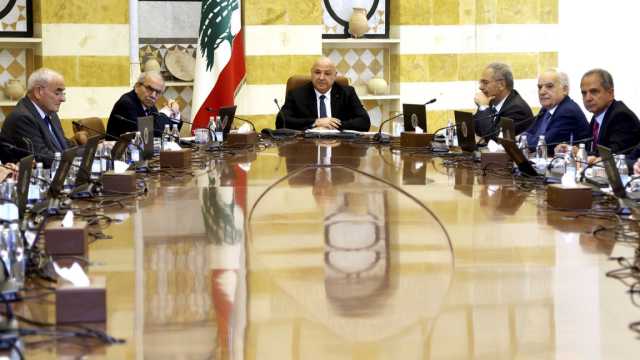 خطة الحكومة اللبنانية لحصر السلاح تُشعل الانقسام.. انسحاب الوزراء الشيعة يفتح باب أزمة الميثاقية