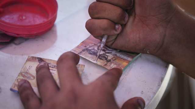 غزة في قبضة اقتصاد الظل: أزمة السيولة تفتك بالمواطنين وسط حرب مالية صامتة