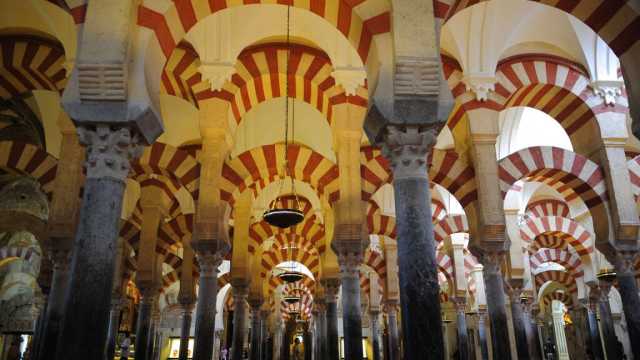 حريق في كاتدرائية مسجد قرطبة يجبر السلطات على إخلاء المنطقة
